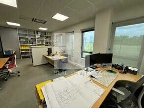 Office in Saint-Priest to rent Interior Photo- Image 1 of 8