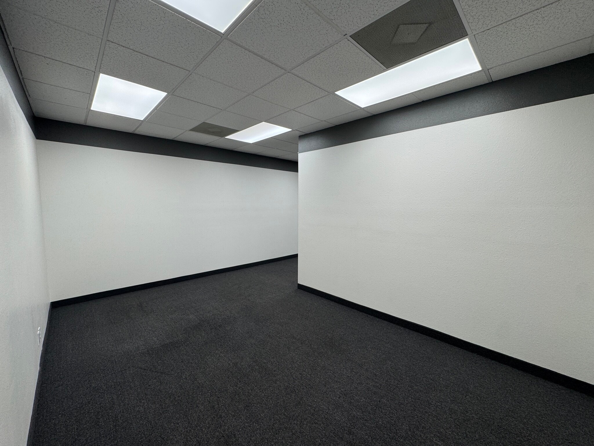 2760 Lake Sahara Dr, Las Vegas, NV to rent Interior Photo- Image 1 of 11