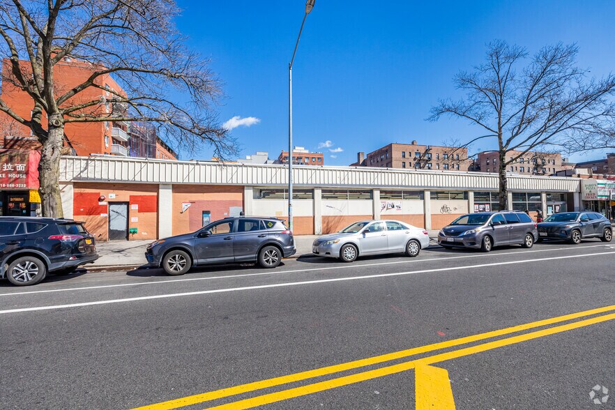 4415 Kissena Blvd, Flushing, NY for rent - Primary Photo - Image 1 of 6