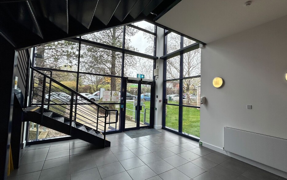 10 Bankhead Cswy S, Edinburgh to rent - Lobby - Image 3 of 4