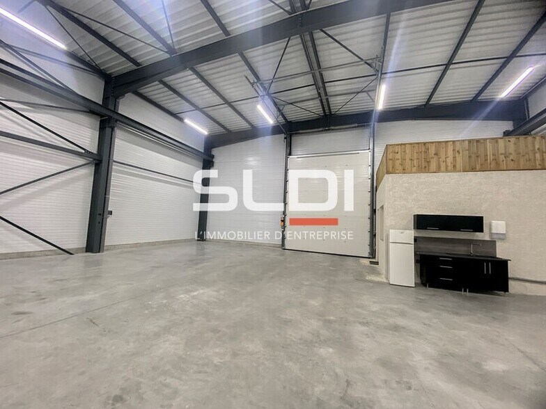 Rue De L'Aeropostale, Colombier-Saugnieu to rent - Interior Photo - Image 3 of 3