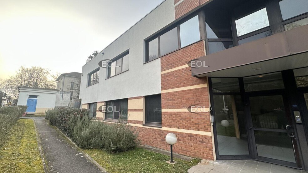 Light Industrial in Champs-sur-Marne to rent - Building Photo - Image 2 of 15