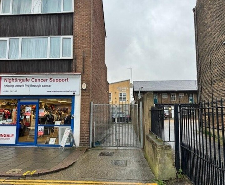 Lodge Cres, Waltham Cross for sale - Building Photo - Image 2 of 4