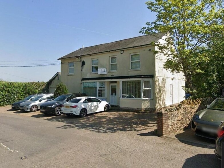 4 Tongham Rd, Farnham to rent - Building Photo - Image 2 of 4