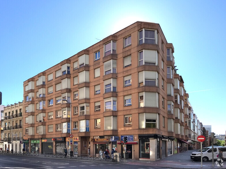Retail in Madrid, Madrid to rent - Primary Photo - Image 1 of 2