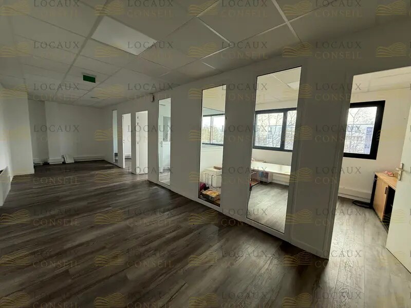 Light Industrial in Cergy to rent Interior Photo- Image 1 of 4