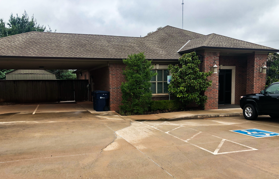 300 NW 70th St, Oklahoma City, OK for sale - Building Photo - Image 1 of 1