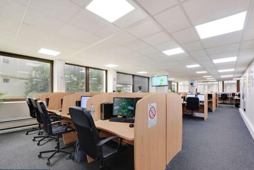 Office in Saint-Cloud to rent - Interior Photo - Image 2 of 8