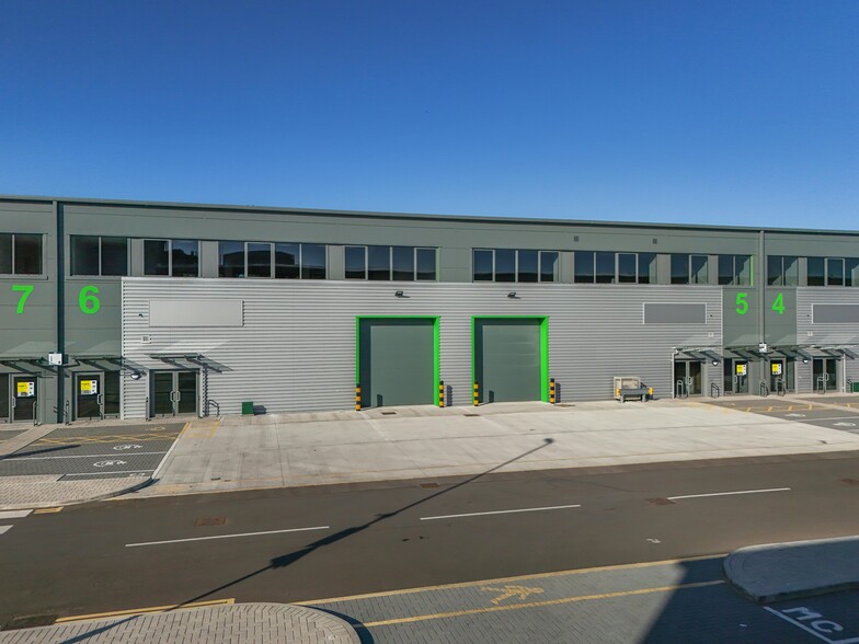 103 Barton Dock Rd, Manchester to rent - Building Photo - Image 2 of 38