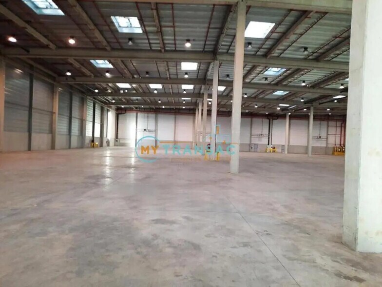 Industrial in Moissy-Cramayel to rent - Building Photo - Image 1 of 12