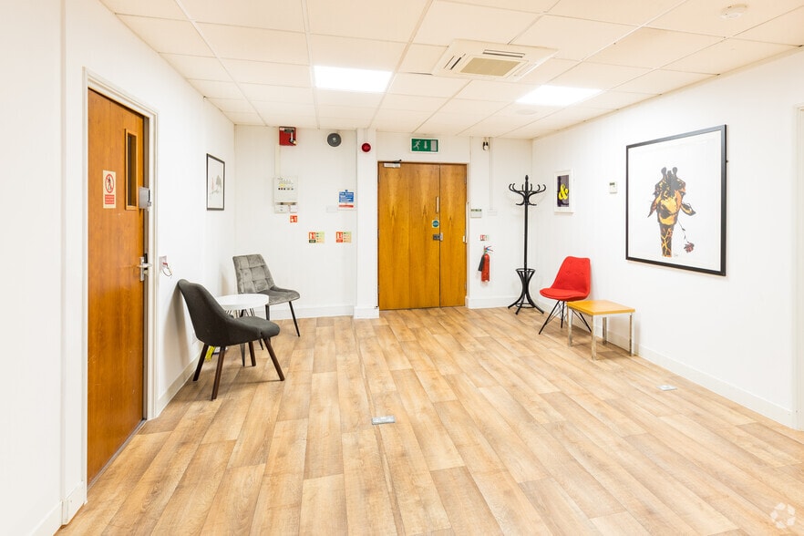 50-68 High St, Weybridge to rent - Interior Photo - Image 2 of 22