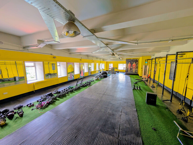 2 Distillery Brae, Londonderry for sale - Building Photo - Image 2 of 12