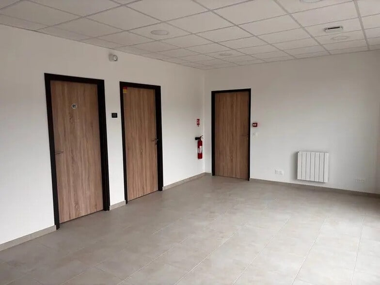 Light Industrial in Collégien to rent - Interior Photo - Image 3 of 6