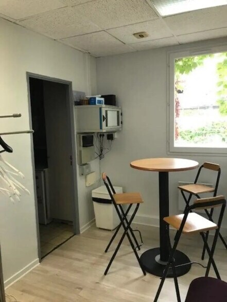Office in Montrouge to rent - Interior Photo - Image 3 of 5