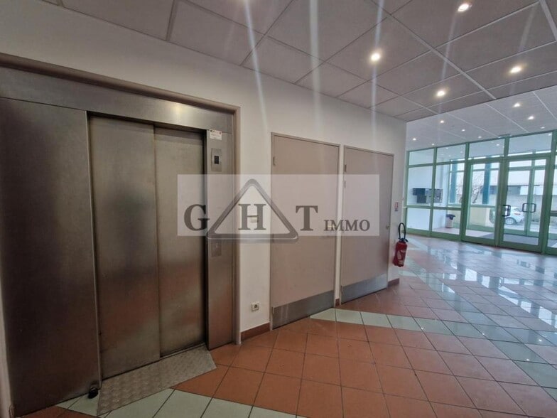 Office in Pantin to rent - Lobby - Image 1 of 6