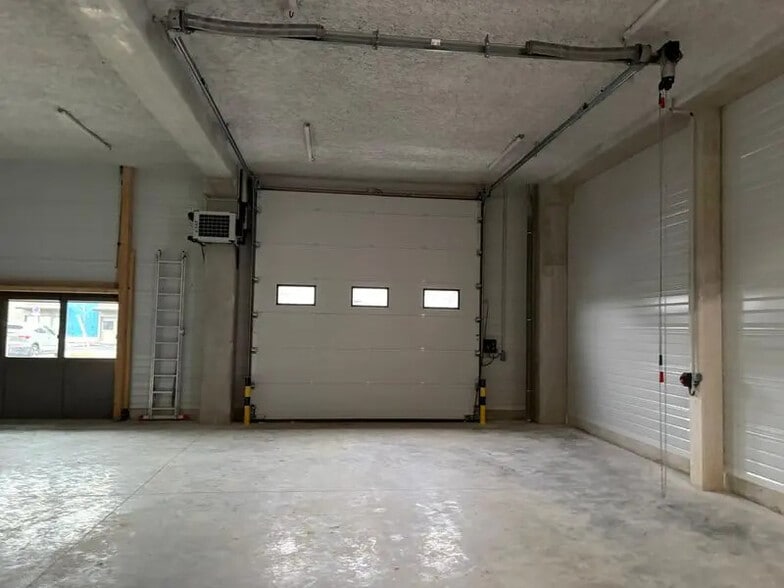 Light Industrial in Lognes to rent - Interior Photo - Image 2 of 8