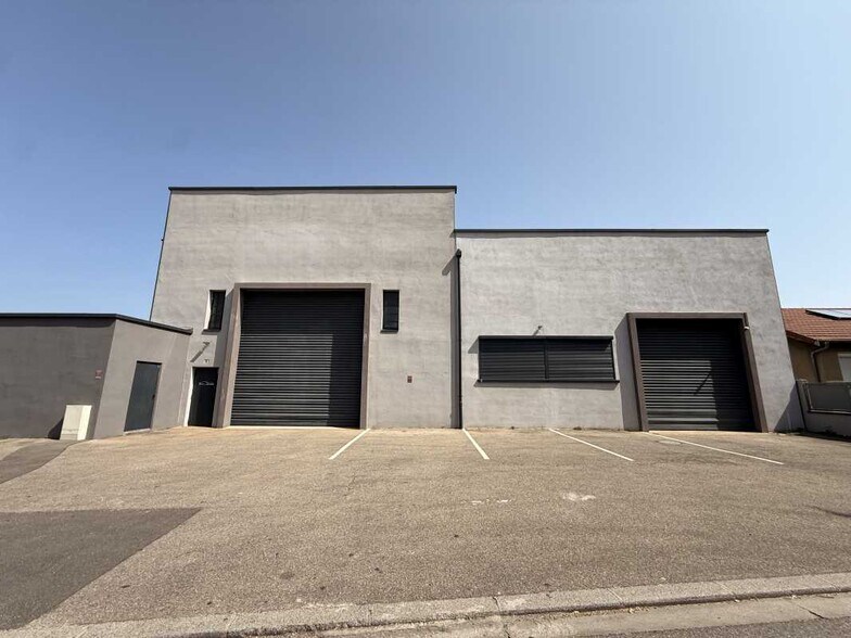 Light Industrial in Decines Charpieu to rent - Building Photo - Image 1 of 9