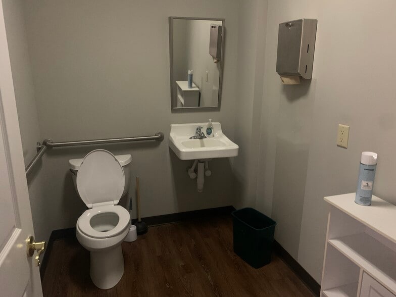 112 W Athens Pky, Athens, GA to rent - Building Photo - Image 3 of 14