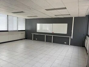 Office in Joinville-le-Pont to rent Interior Photo- Image 2 of 10