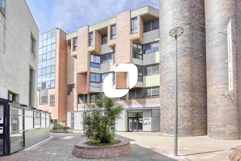 8 Place De La Fontaine, Cergy to rent Building Photo- Image 1 of 19
