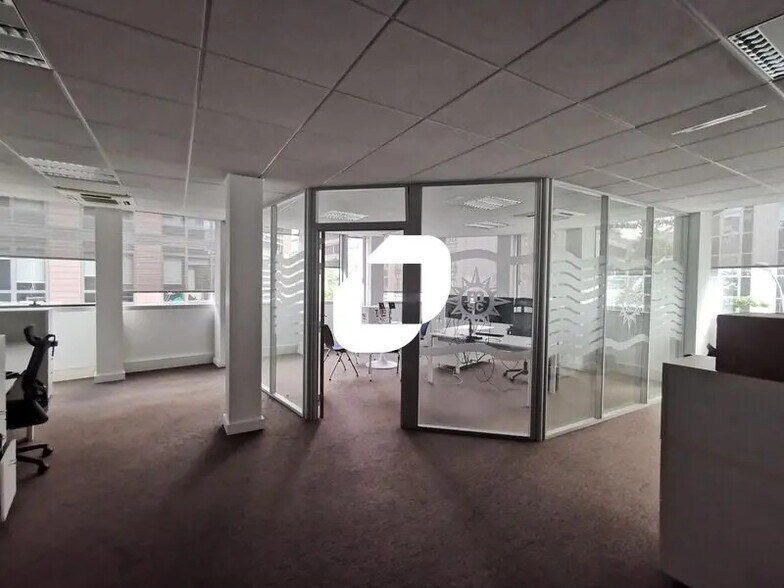 3-5 Rue Barbès, Montrouge to rent - Interior Photo - Image 3 of 26