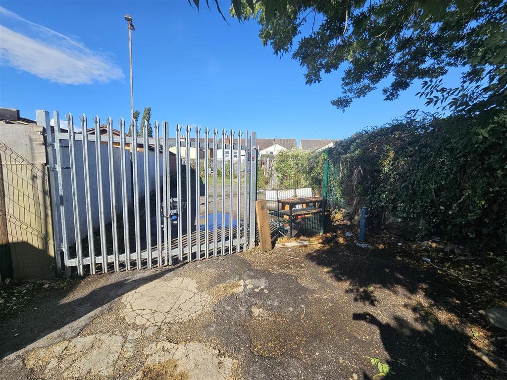 151 Ash Rd, Aldershot to rent Building Photo- Image 1 of 16