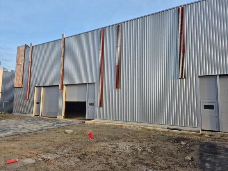 Industrial in Louvres to rent - Building Photo - Image 2 of 3