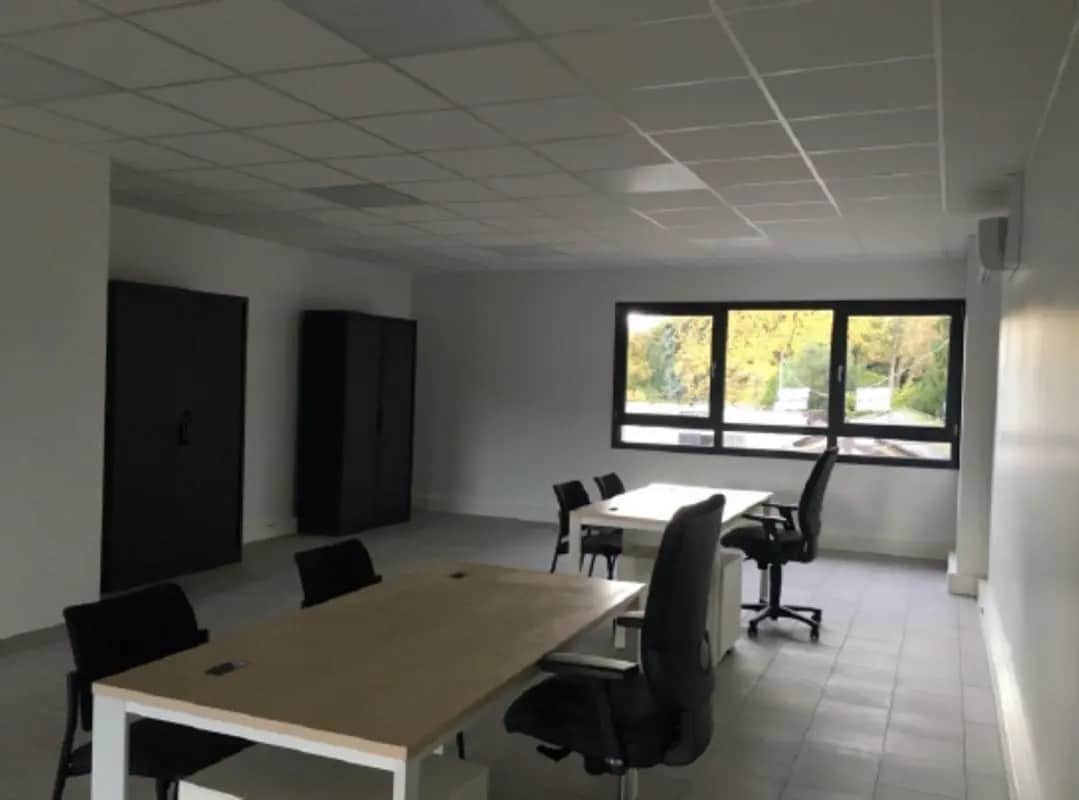 Light Industrial in Neuville-sur-Saône to rent Interior Photo- Image 1 of 5