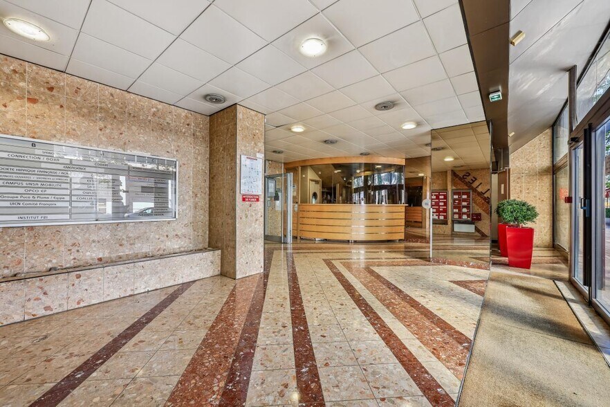 Office in Montreuil for sale - Lobby - Image 2 of 31
