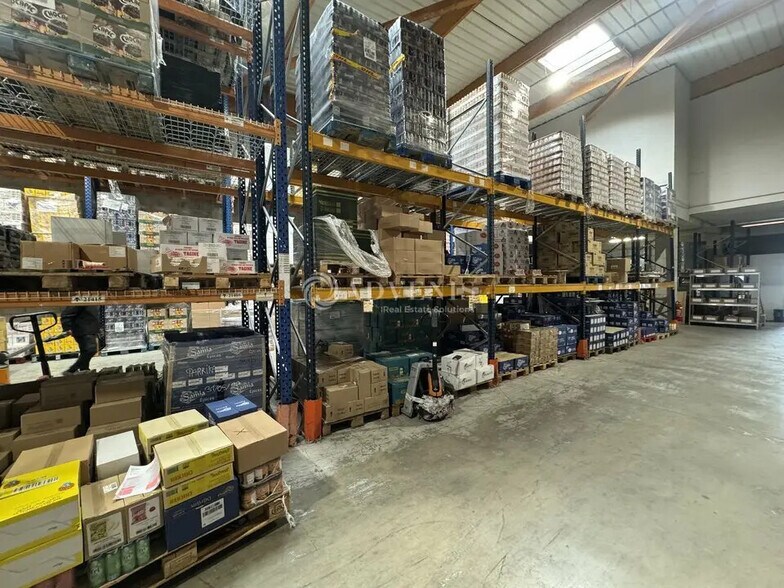 Light Industrial in Gonesse to rent - Interior Photo - Image 2 of 11