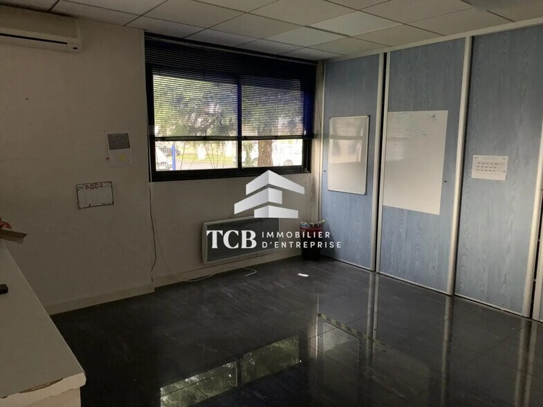 Retail in Sautron for sale - Interior Photo - Image 2 of 3