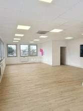 Light Industrial in Coignieres to rent Interior Photo- Image 2 of 5