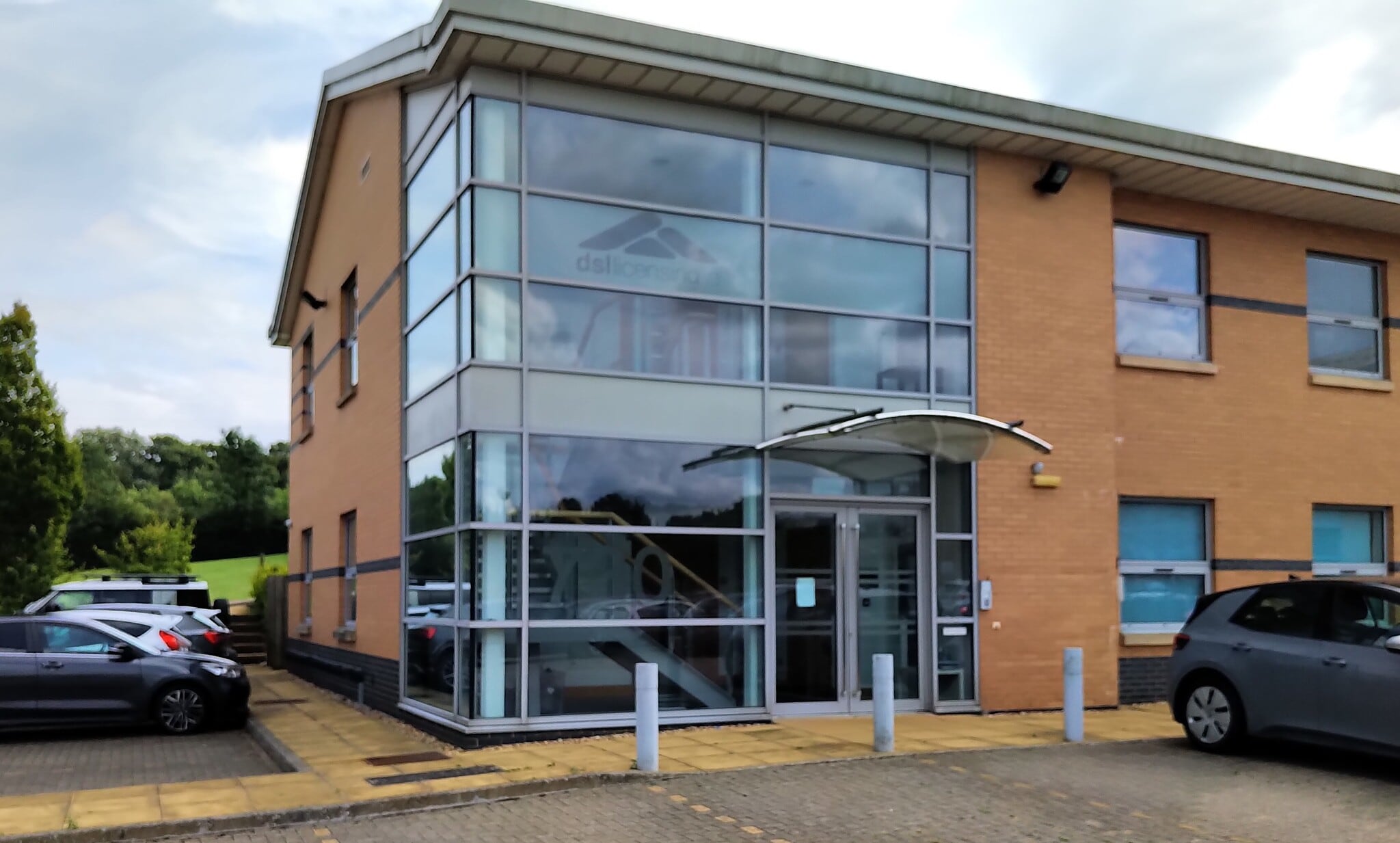729-730 Capability Green, Luton to rent Building Photo- Image 1 of 3