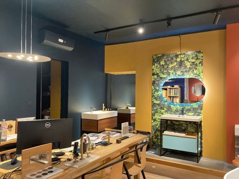 Retail in Lyon to rent - Interior Photo - Image 2 of 2