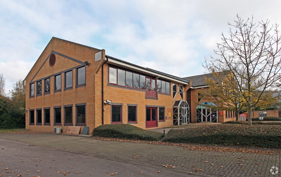 Waterside Dr, Slough to rent - Primary Photo - Image 1 of 7