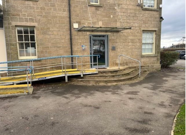 York Rd, Leeds to rent - Building Photo - Image 2 of 6