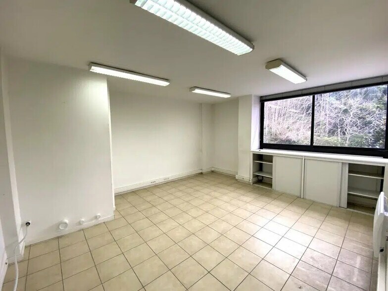 Office in Le Cannet to rent - Building Photo - Image 2 of 9