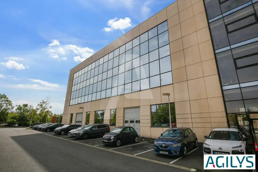 Light Industrial in Les Ulis to rent - Building Photo - Image 2 of 8