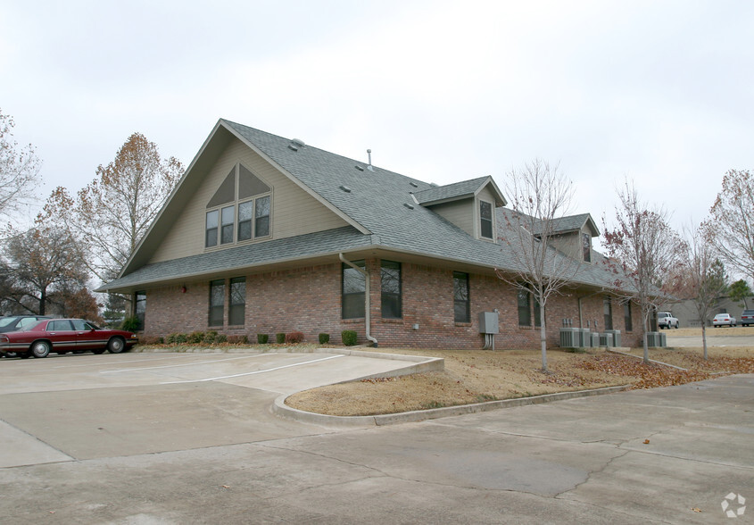 1601 E Medical Center Dr, Edmond, OK for rent - Building Photo - Image 3 of 11