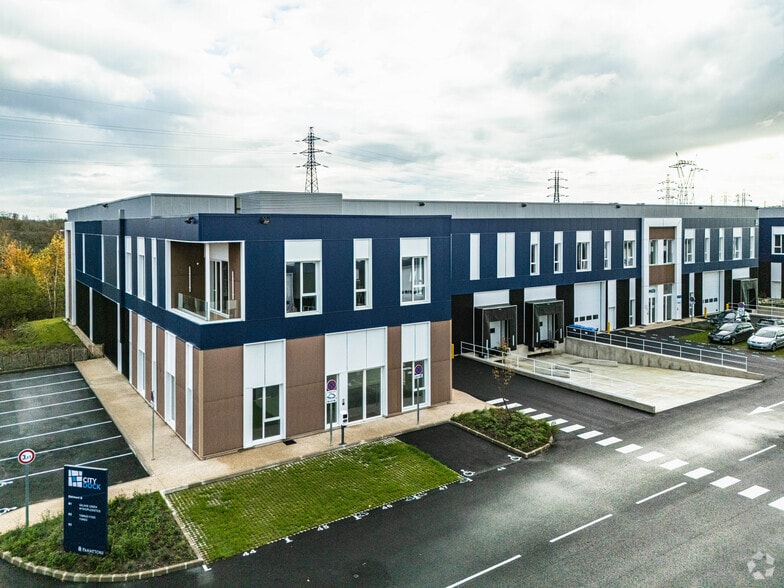 Light Industrial in Moissy-Cramayel to rent - Building Photo - Image 2 of 2