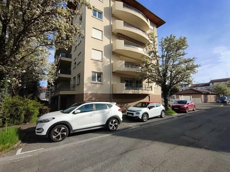 Office in Bourgoin-Jallieu for sale - Building Photo - Image 2 of 12