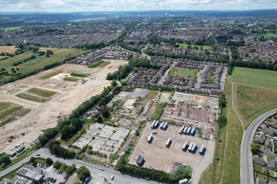 Manston Ln, Leeds to rent - Building Photo - Image 3 of 4