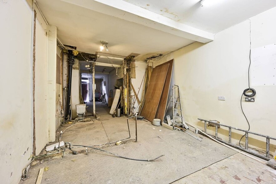 116 Wandsworth High St, London for sale - Interior Photo - Image 3 of 4