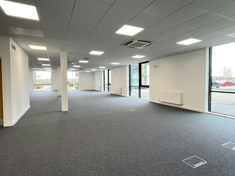 5 Lancaster Way, Yeadon to rent - Building Photo - Image 3 of 33