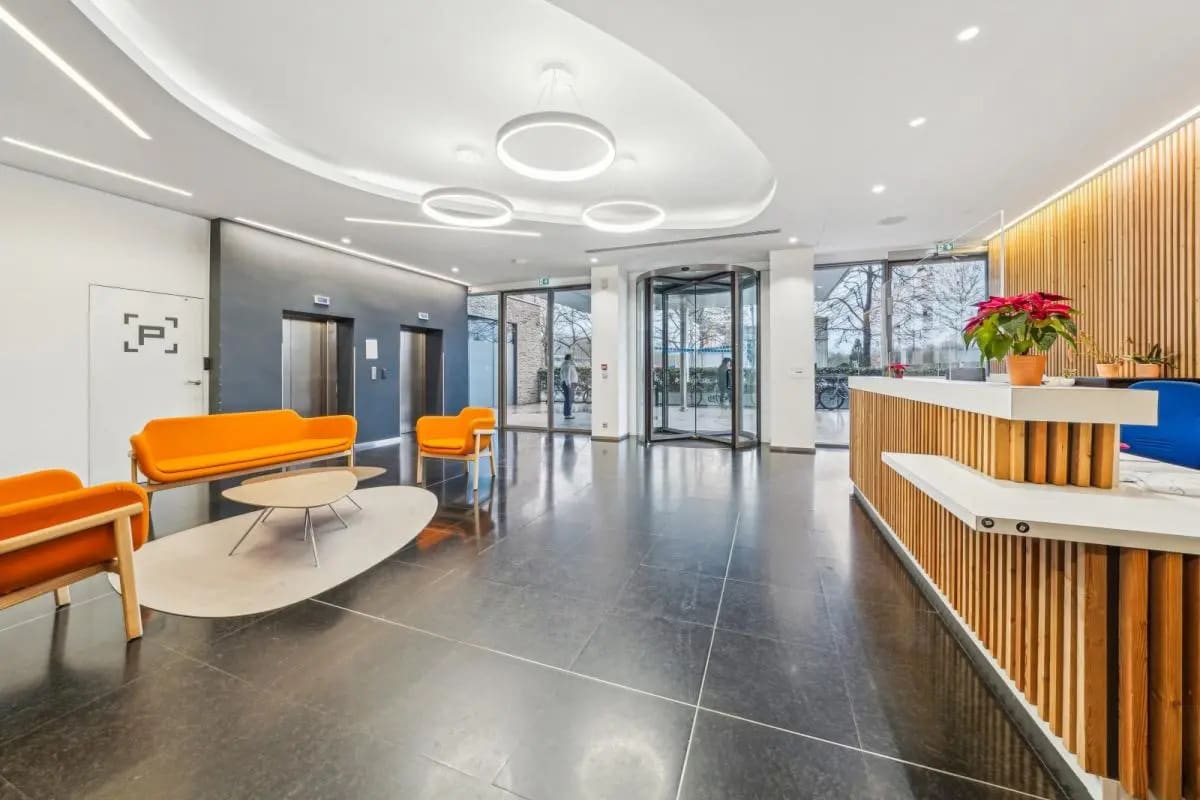 Office in Suresnes to rent Lobby- Image 1 of 10