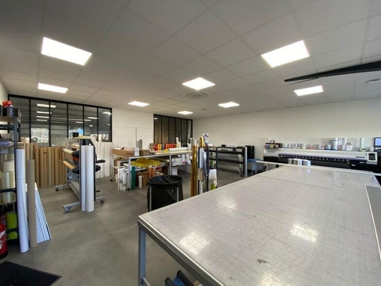 Light Industrial in Brignais for sale - Interior Photo - Image 2 of 6