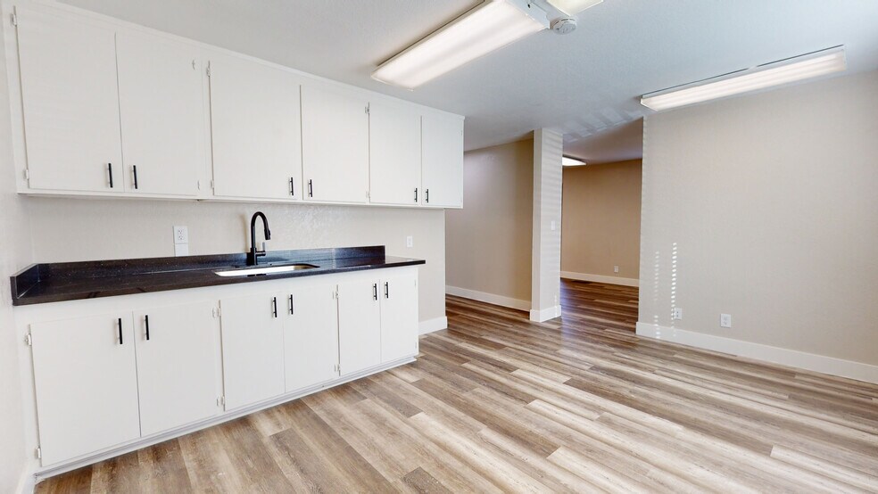 1300 West St, Redding, CA to rent - Interior Photo - Image 2 of 28