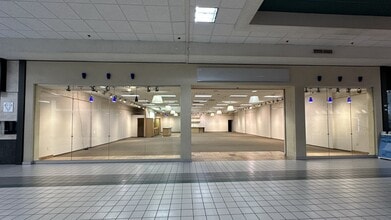 341-351 Three Rivers Dr, Kelso, WA to rent Interior Photo- Image 1 of 10