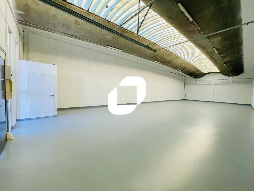 Light Industrial in Saint-Priest to rent Interior Photo- Image 1 of 8