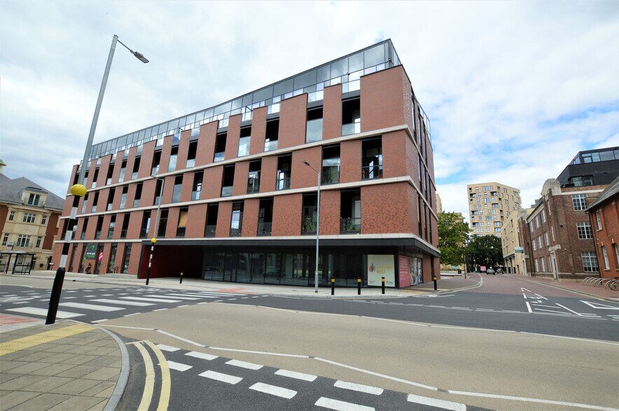 Victoria Rd, Chelmsford to rent - Primary Photo - Image 1 of 3